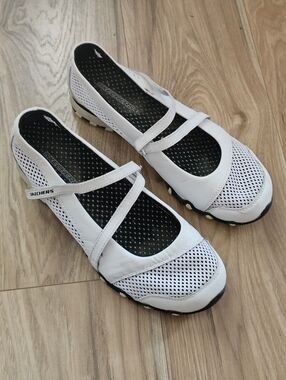 Skechers Womens White Hook & Loop Strap Shoes Size 7.5